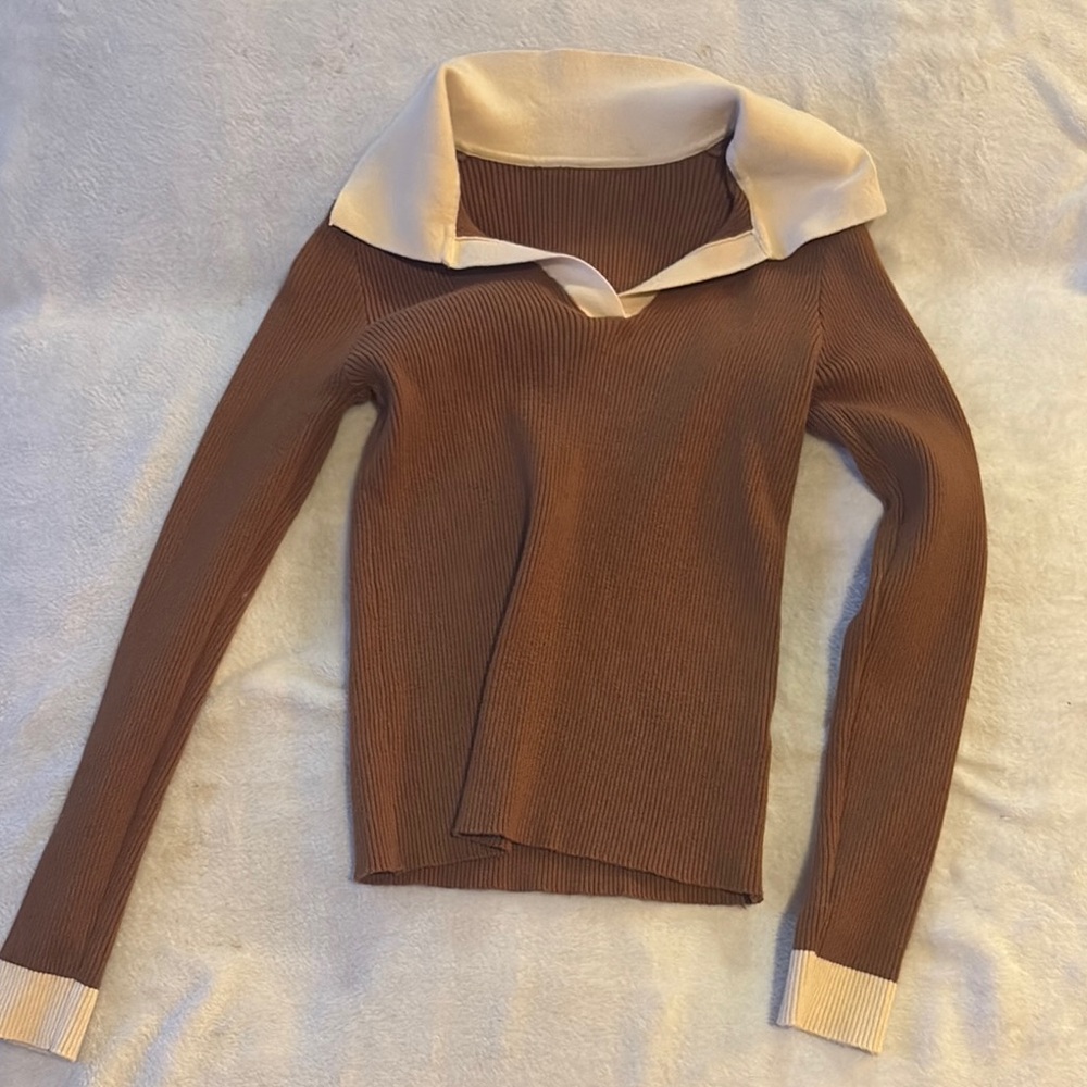 Chic Brown Ribbed Sweater with Cream Collar